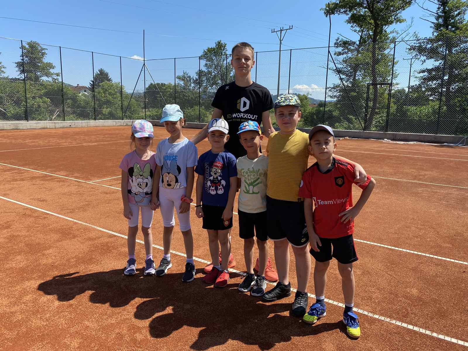 ODRŽANA ŠKOLA TENISA U KARANOVCU: Teniski klub "Doboj" uspješno privukao mlade talente (FOTO)