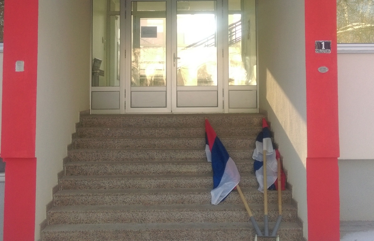 OKOM KAMERE: Zastave na zemlji