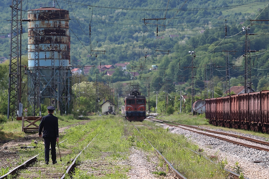 ŠTRAJK UPOZORENJA Vozovi staju, sindikalci prijete i izlaskom na ulicu