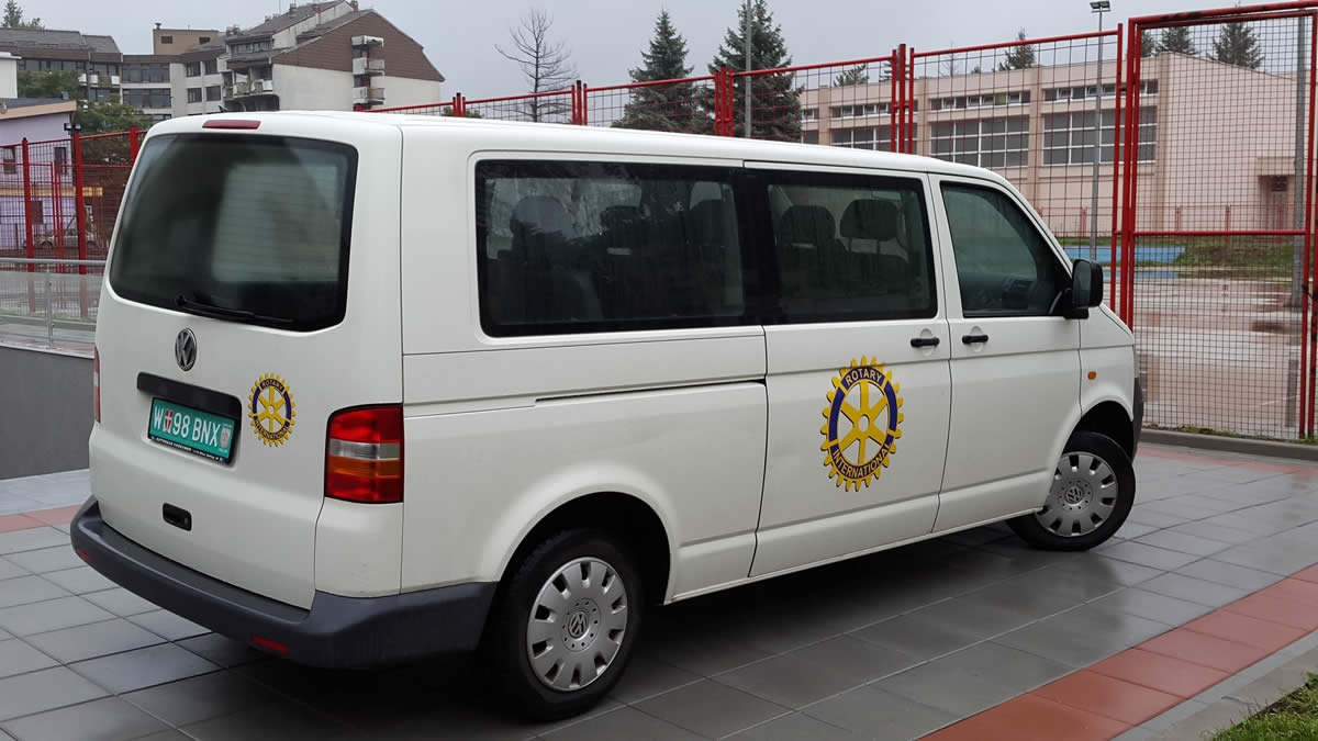 DOBOJ: Austrijanci donirali kombi (FOTO)