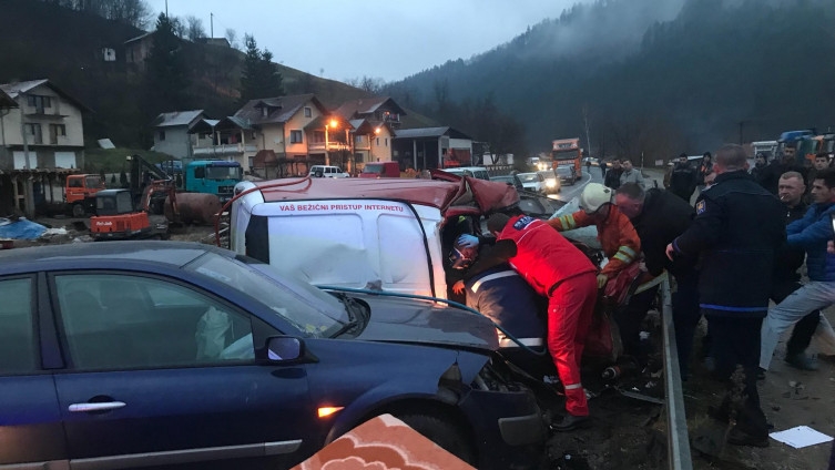 Stravična saobraćajka kod Doboja, poginula dva mladića (VIDEO)