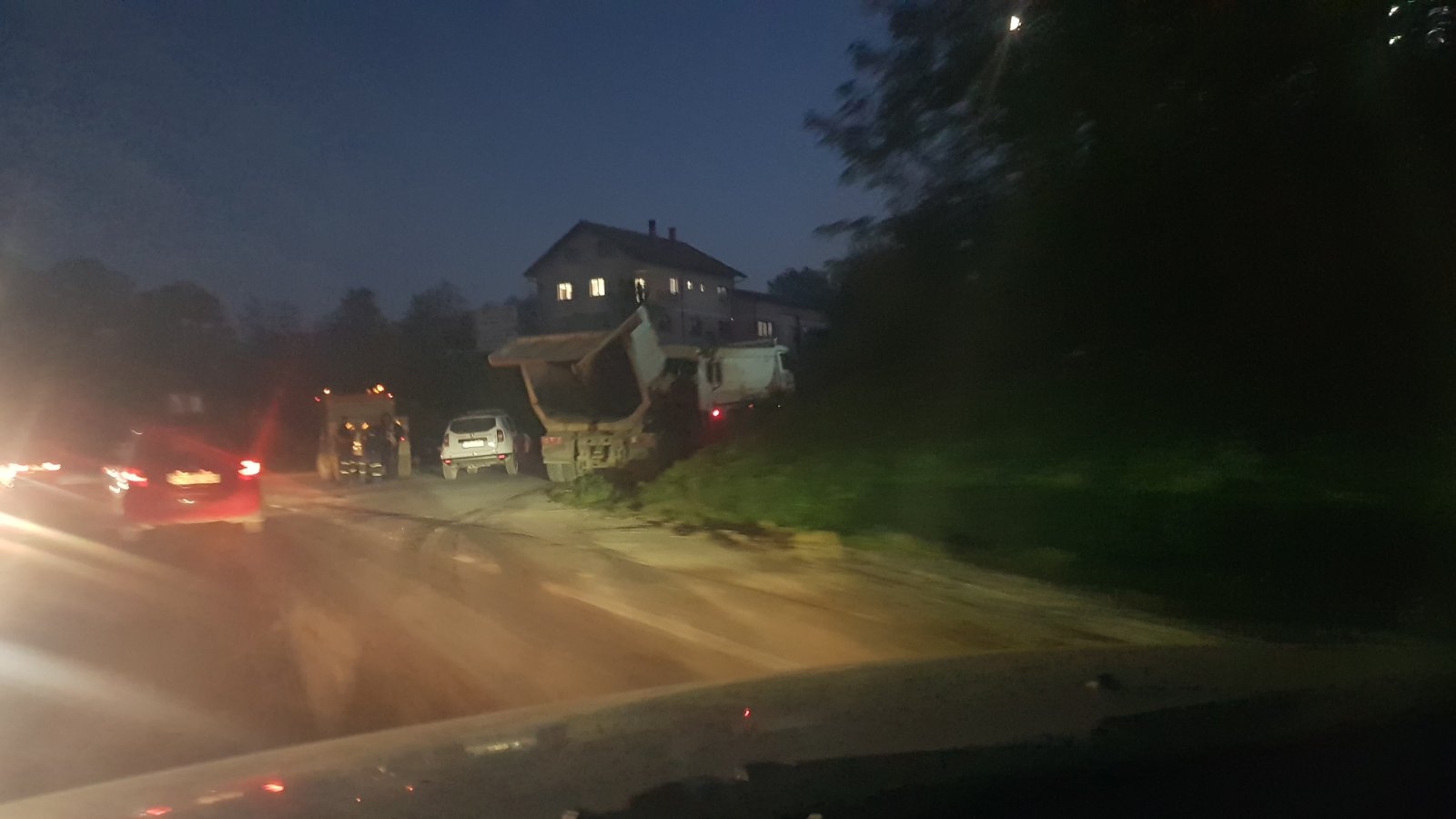 HAOS NA PUTU M17 KOD DOBOJA: Kamion navodno udario u podvožnjak? (FOTO)