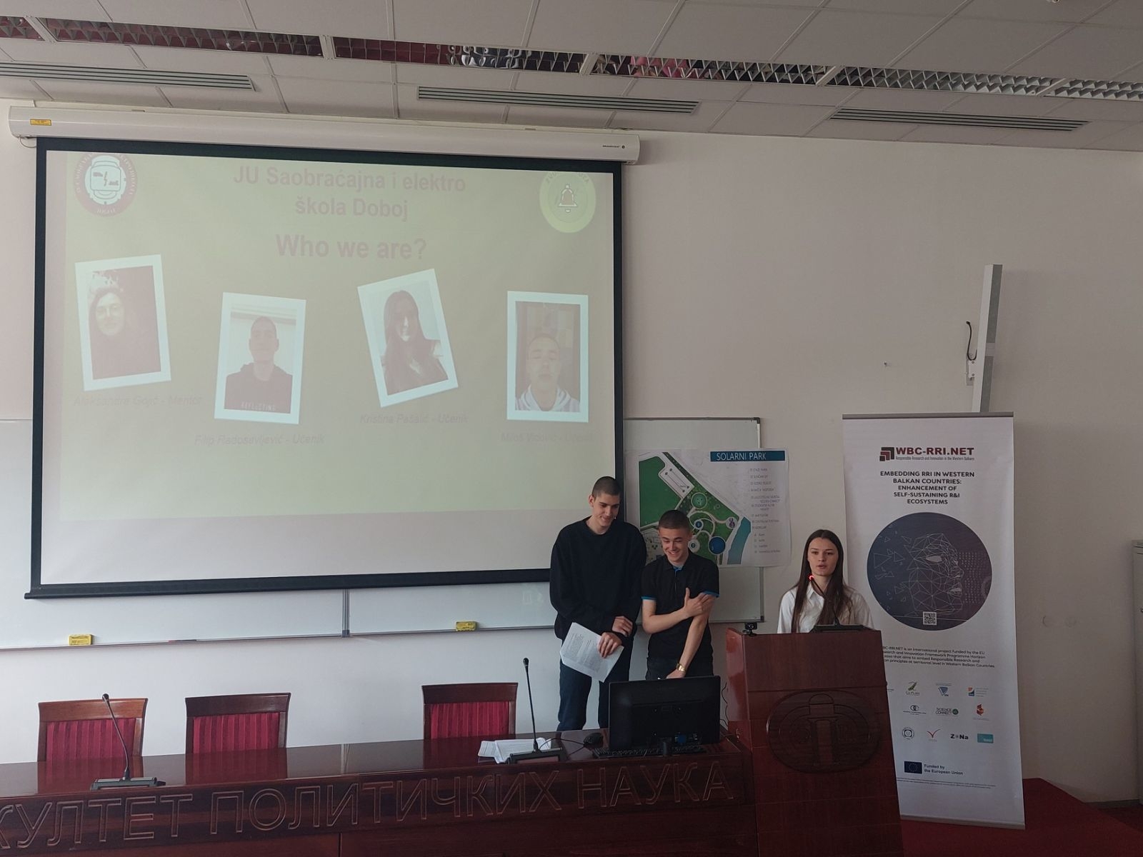 DOBOJ: Kristini Pašalić, Milošu Vidoviću i Filipu Radosavljeviću prvo mjesto na takmičenju „Inovativnim idejama za kvalitetniji život" (FOTO)