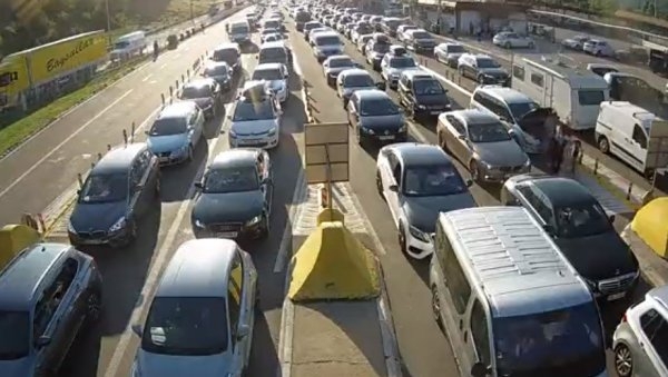 Gužve na graničnim prelazima ne jenjavaju, čeka se satima