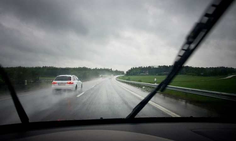 PUTEVI: Vozači oprez - kolovozi klizavi, jači vjetar u južnim krajevima