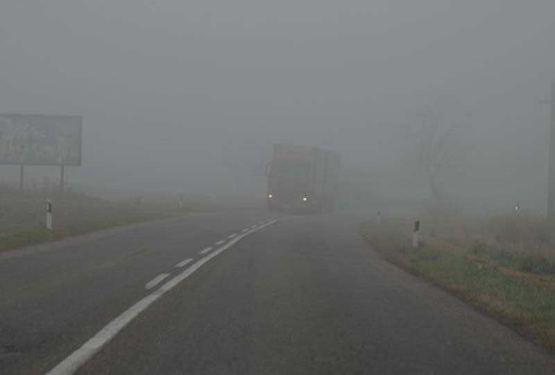 PUTEVI: Kolovozi pretežno suvi, vidljivost smanjena zbog magle