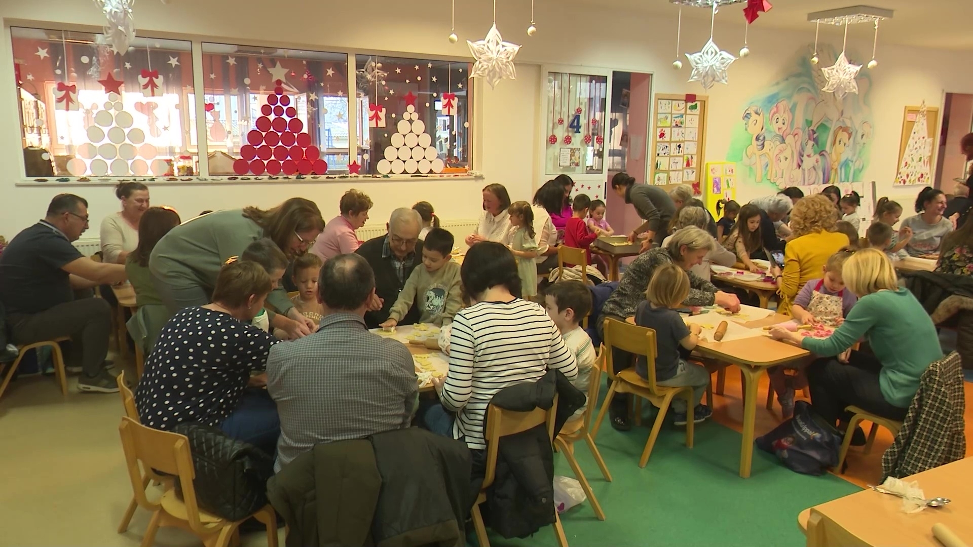 DOBOJ: Unuci sa bakama i dekama pravili kolačiće (VIDEO)