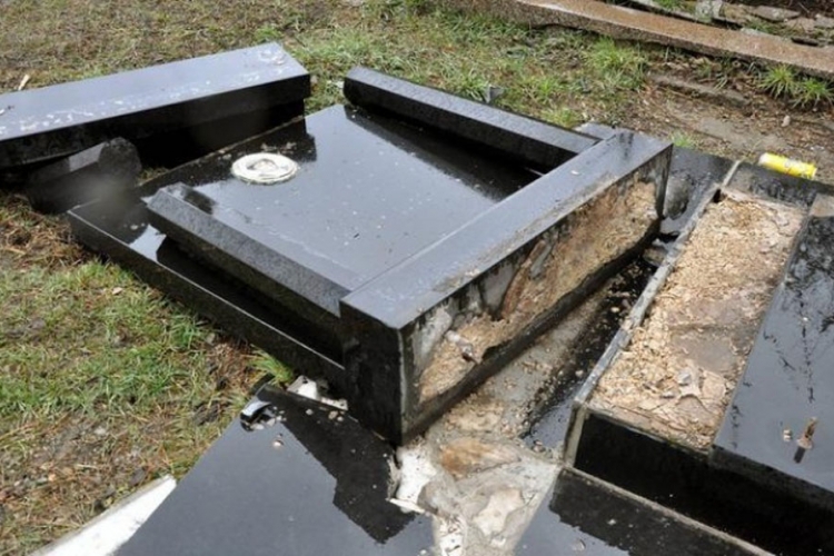 VANDALIZAM U DOBOJU: Oštetili pet nadgrobnih spomenika (FOTO)