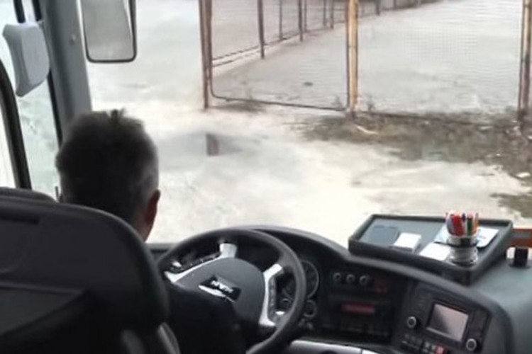 SKANDALOZAN SLUČAJ U DOBOJU: Pijan htio da vozi učenike na sajam knjiga u Beograd