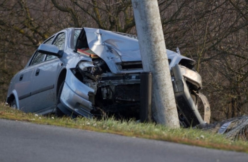 DOBOJ: Passat udario u stub električne rasvjete, muškarac poginuo, dvoje povrijeđenih