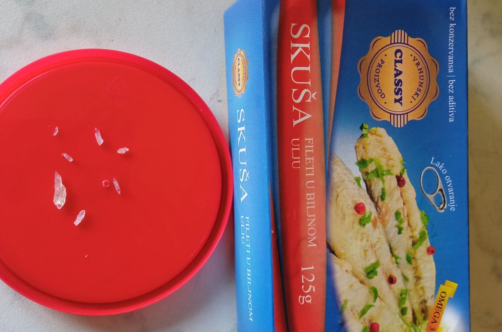 U DOBOJSKOM "ĐURIĆU": Umjesto sardine u konzervi staklo. (FOTO) (VIDEO)