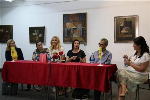 DOBOJ: Glumci iz Prijedora odigrali predstavu "Sve o ženama"