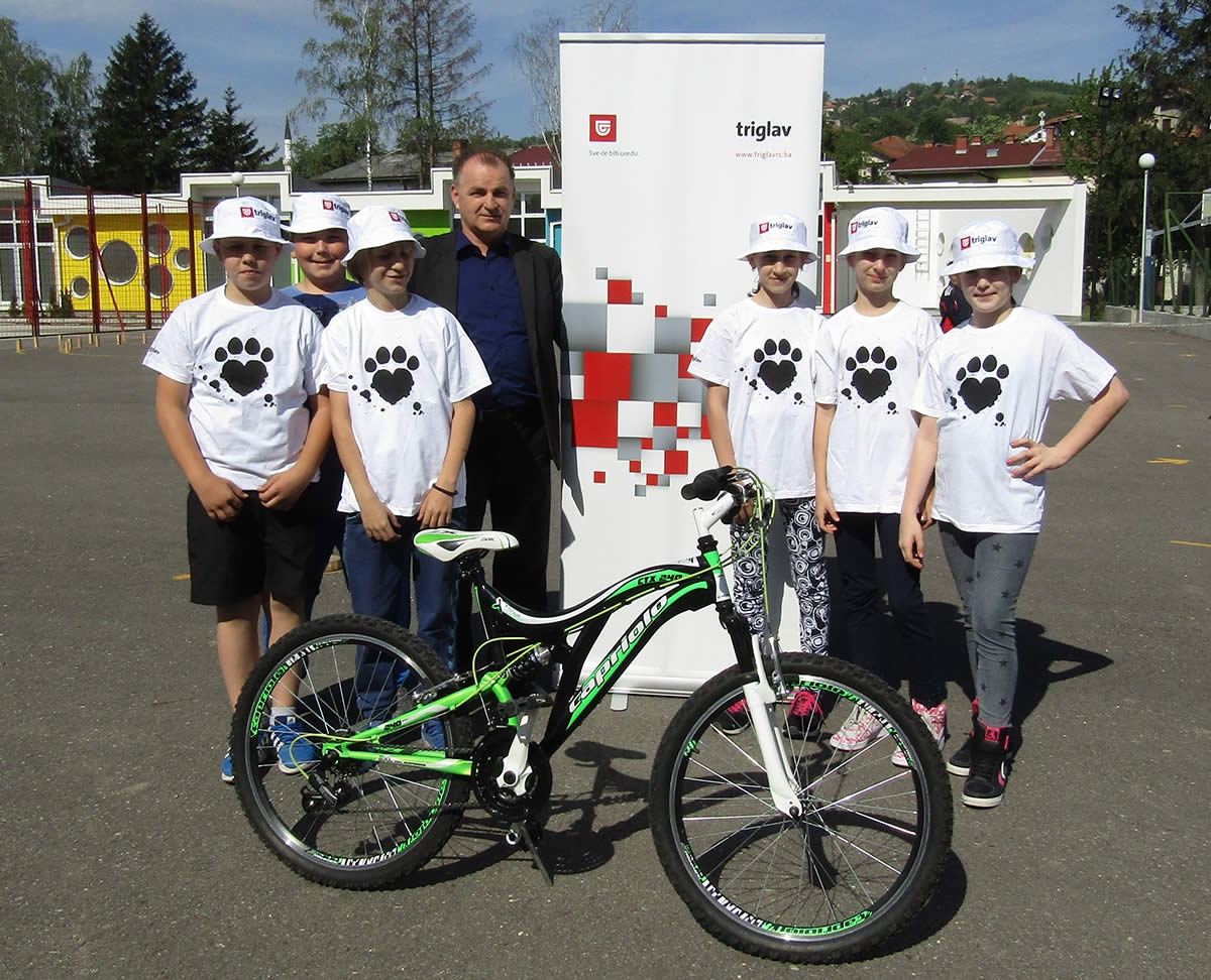 DOBOJ: Triglav osiguranje doniralo bicikl osnovnoj školi (FOTO)