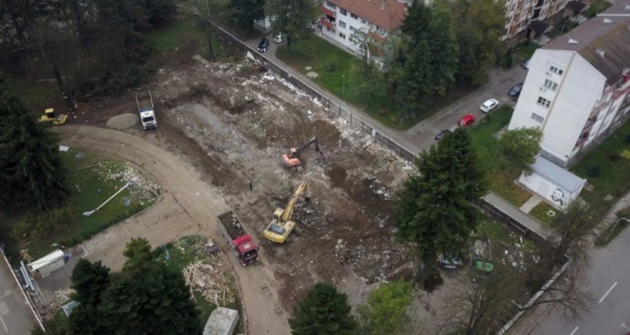 DOBOJ: Vlasti porušile svoje administrativno sjedište pa naknadno pokušale organizovati javnu raspravu (VIDEO)