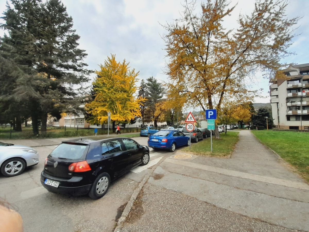 SAOBRAĆAJNA KULTURA NA NISKOM NIVOU: Parkiraj gdje ti je zgodno. (FOTO) (VIDEO)