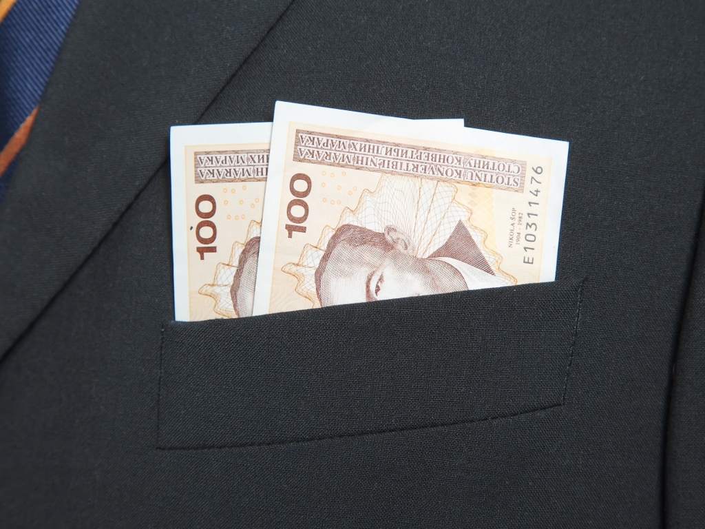 SLIJEDI POVEĆANJE PLATA U SRPSKOJ Vlada utvrdila set prijedloga izmjena zakona o platama