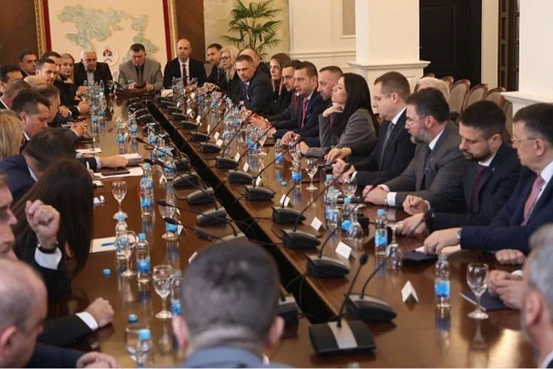 DOBOJSKI INFO PITA: Da li je Obren Petrović bio na Dodikovom sastanku?