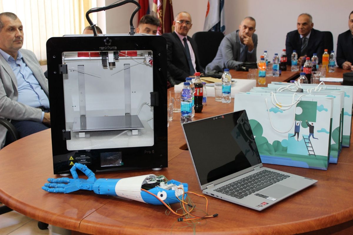 DOBOJ: MF banka opremila Multimedijalnu laboratoriju na Saobraćajnom fakultetu Doboj