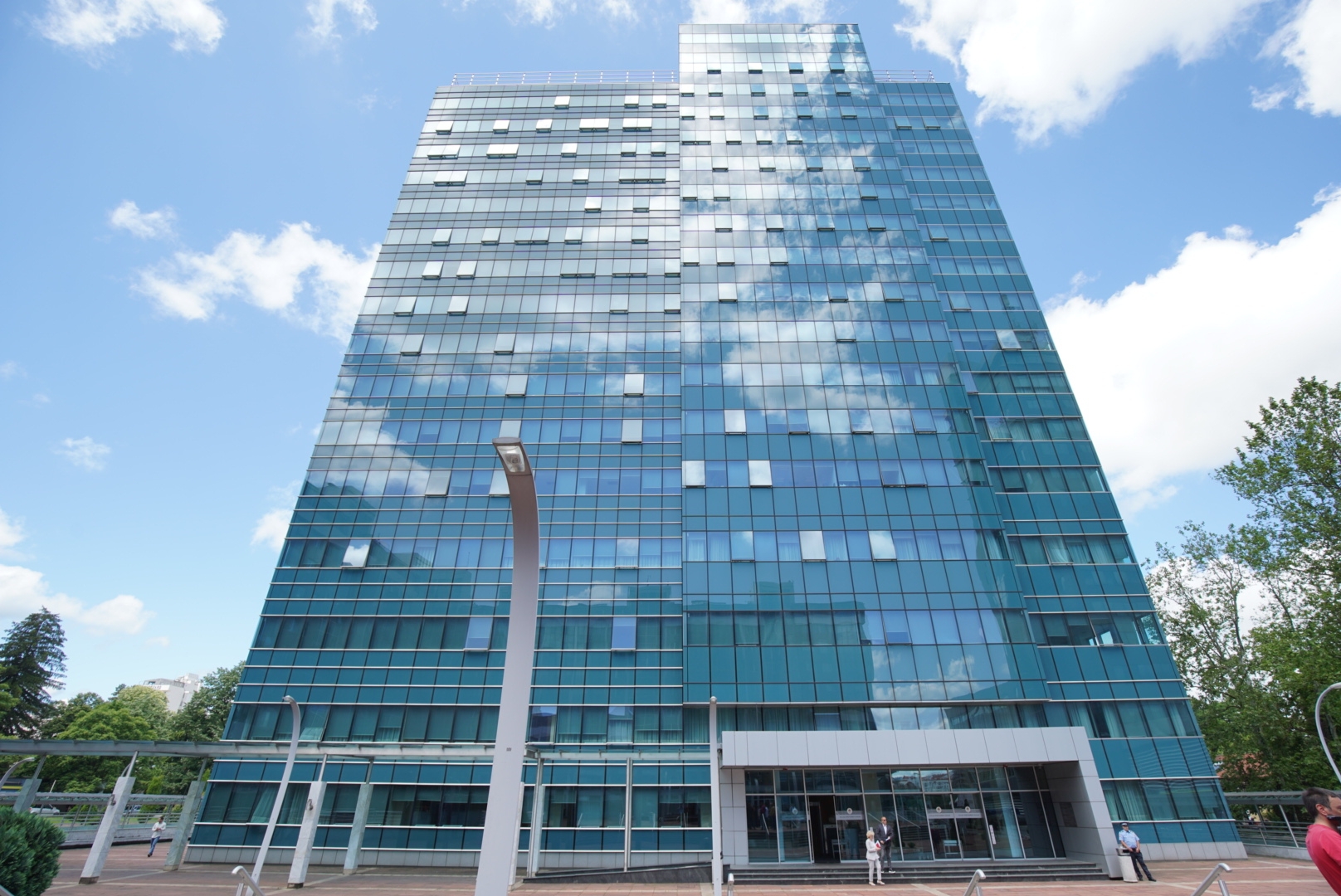 ZADUŽENJE PO SVAKU CIJENU: Zašto Republika Srpska plaća najviše kamate u regionu?