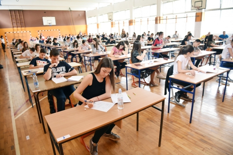 ODJELJENJE ZA NESHVAĆENE SREDNJOŠKOLCE Kažite nam onda, zašto da ne odemo, zašto da ostanemo ovdje?! Zapitajte se!