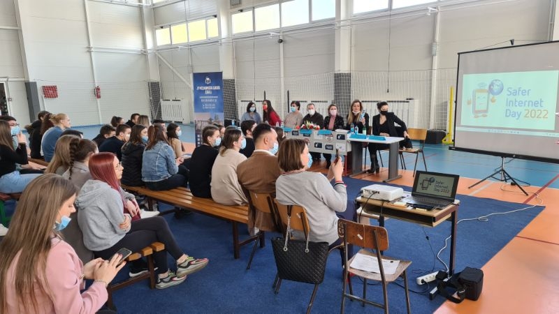 DOBOJ: Veoma opasno vršnjačko sajber nasilje, iz škola i učionica preselilo se na društvene mreže