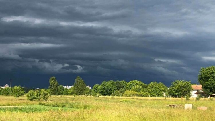 VRIJEME: Oblačno sa pljuskovima i grmljavinom