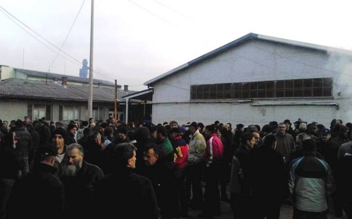 ZAVIDOVIĆI: Radnici "Krivaja mebl" blokirali fabriku