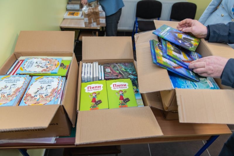 DOBOJ: Knjige su blago – osnovcima iz Podnovlja stigla vrijedna donacija