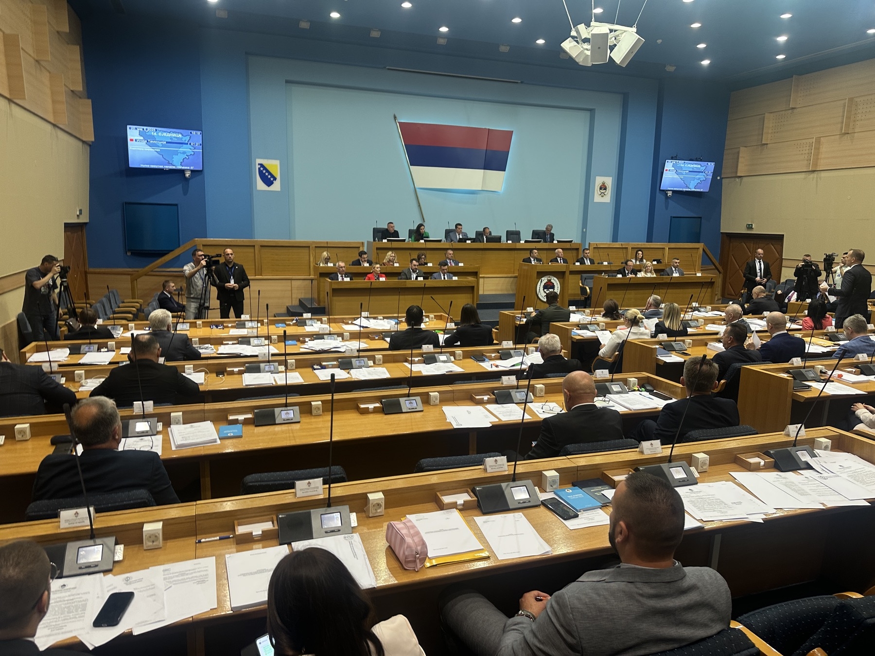 Povećane plate poslanicima u Narodnoj skupštini RS, da li su to i zaslužili?