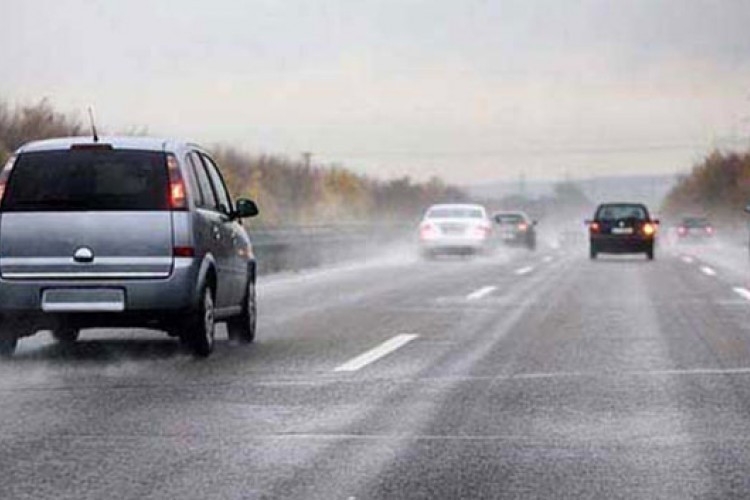 PUTEVI: Kolovozi klizavi, u usjecima povećana opasnost od odrona