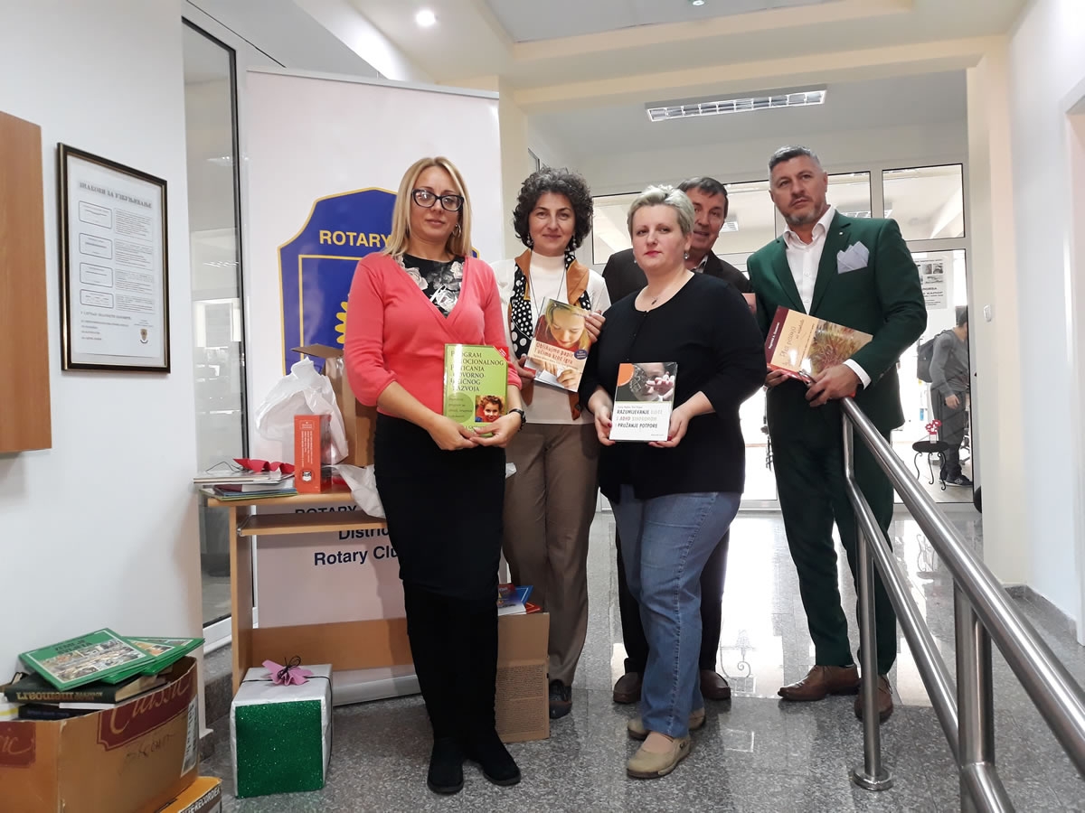 DOBOJ: Biblioteka bogatija za 268 knjiga (FOTO)