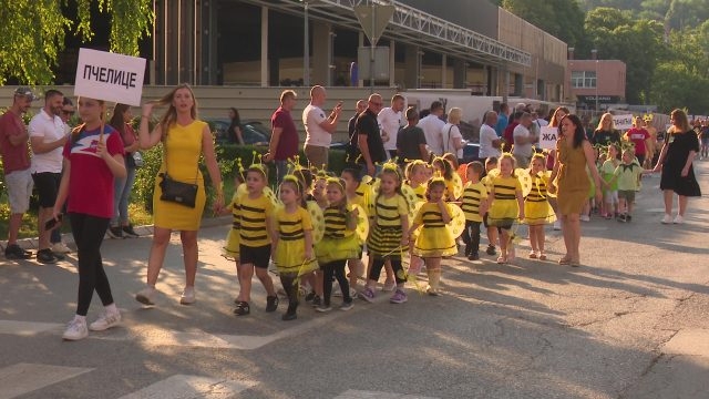 DOBOJ: U defileu učestvovalo 520 mališana vrtića “Majke Jugović”