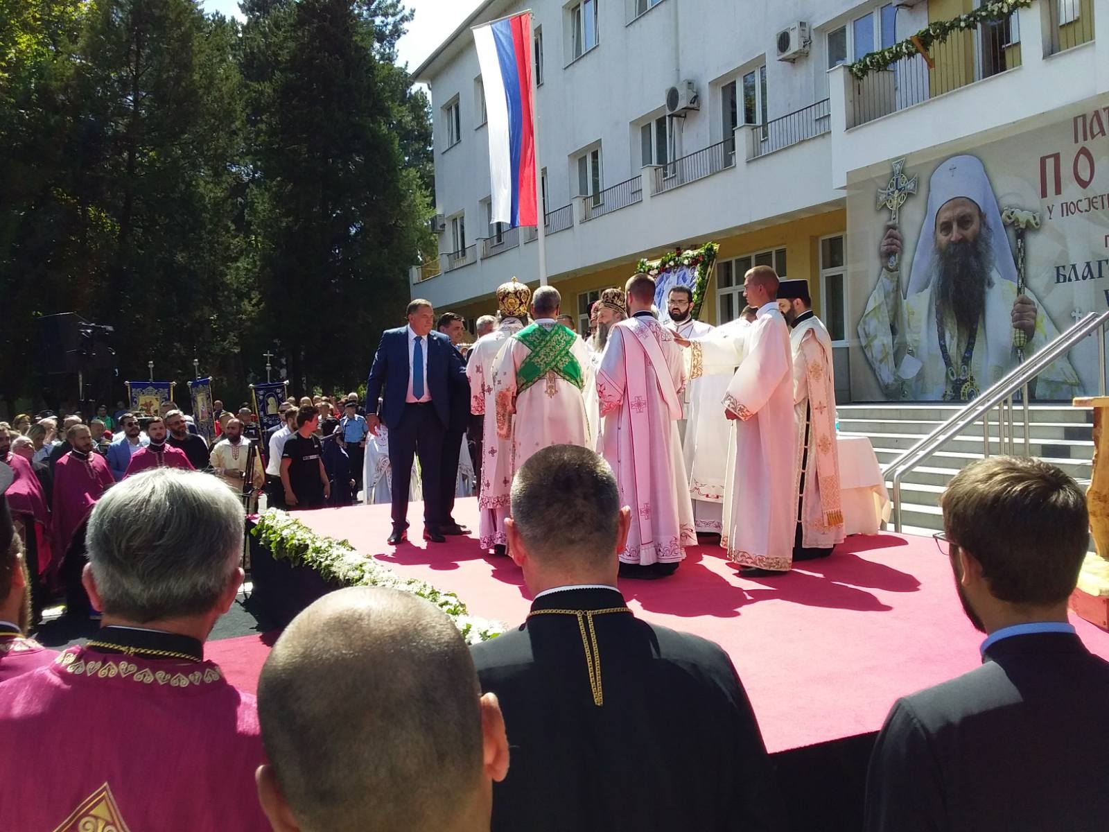 LOMLJENJE SLAVSKOG KOLAČA ISPRED ZGRADE GRADA: Patrijarh srpski Porfirije i najviši čelnici Srpske prelomili slavski kolač (FOTO)