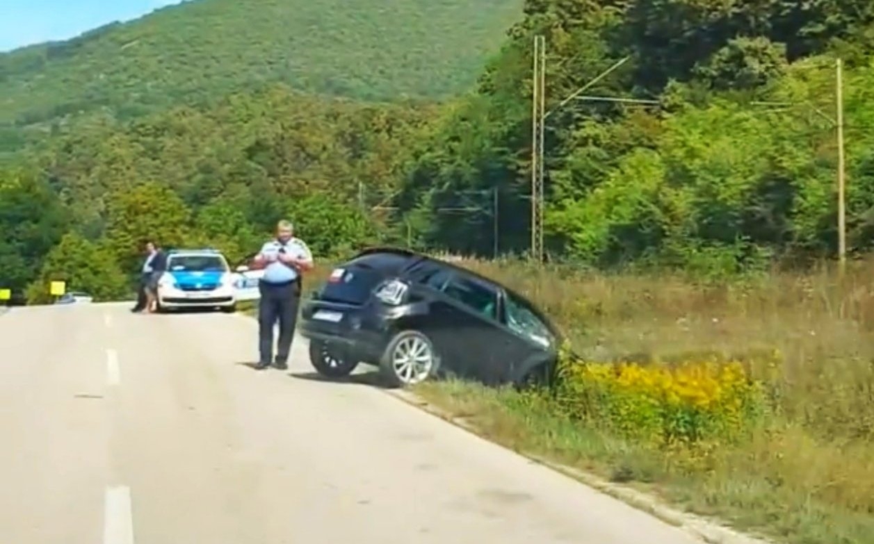 SAOBRAĆAJNA NESREĆA U RJEČICI NA OZRENU: Povrijeđeni odvezen kolima hitne pomoći (FOTO)
