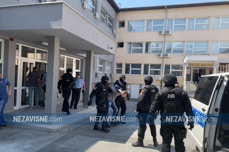 DOBOJ: Sestra uhapšenog u akciji "Teatar" tokom privođenja nasrnula na snimatelje