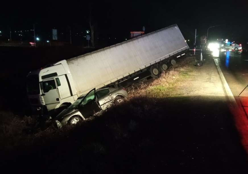 TEŠKA NESREĆA U DOBOJU Poginuo suvozač iz automobila nakon sudara sa kamionom