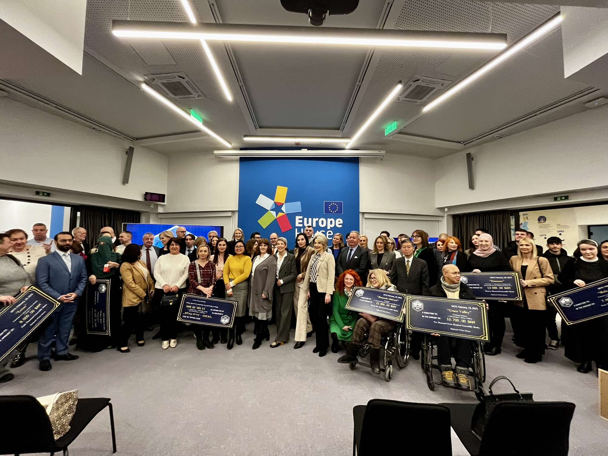 Na Diplomatskom zimskom bazaru 2024. prikupljeno 275.000 KM za djecu i mlade u BiH