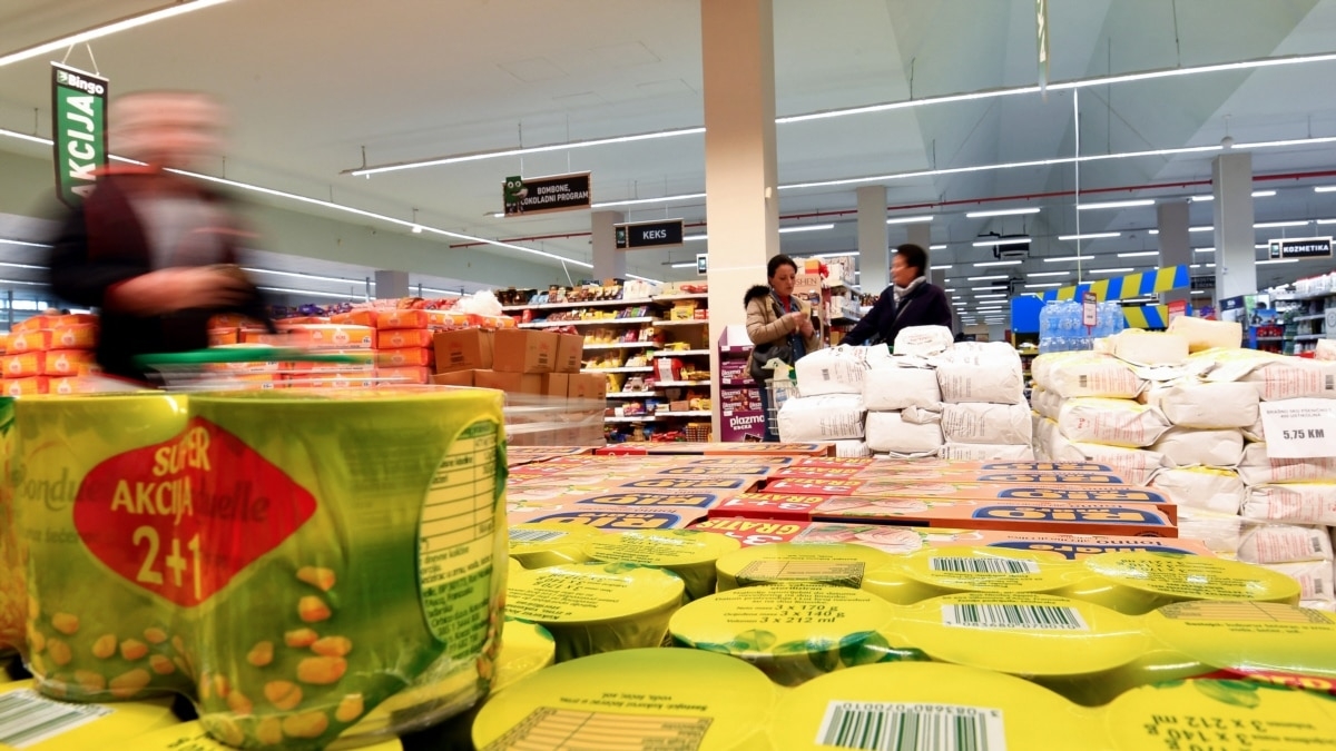 Plate gube trku s troškovima: Zaposleni u realnom sektoru NE MOGU DA KUPE ni hranu za mjesec dana