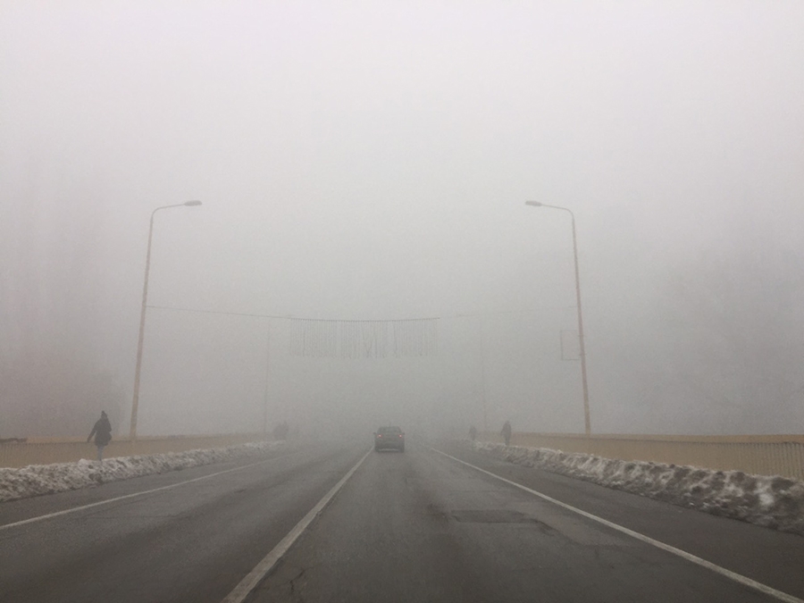 PUTEVI: Kolovozi vlažni i klizavi, oprezno i zbog odrona i magle