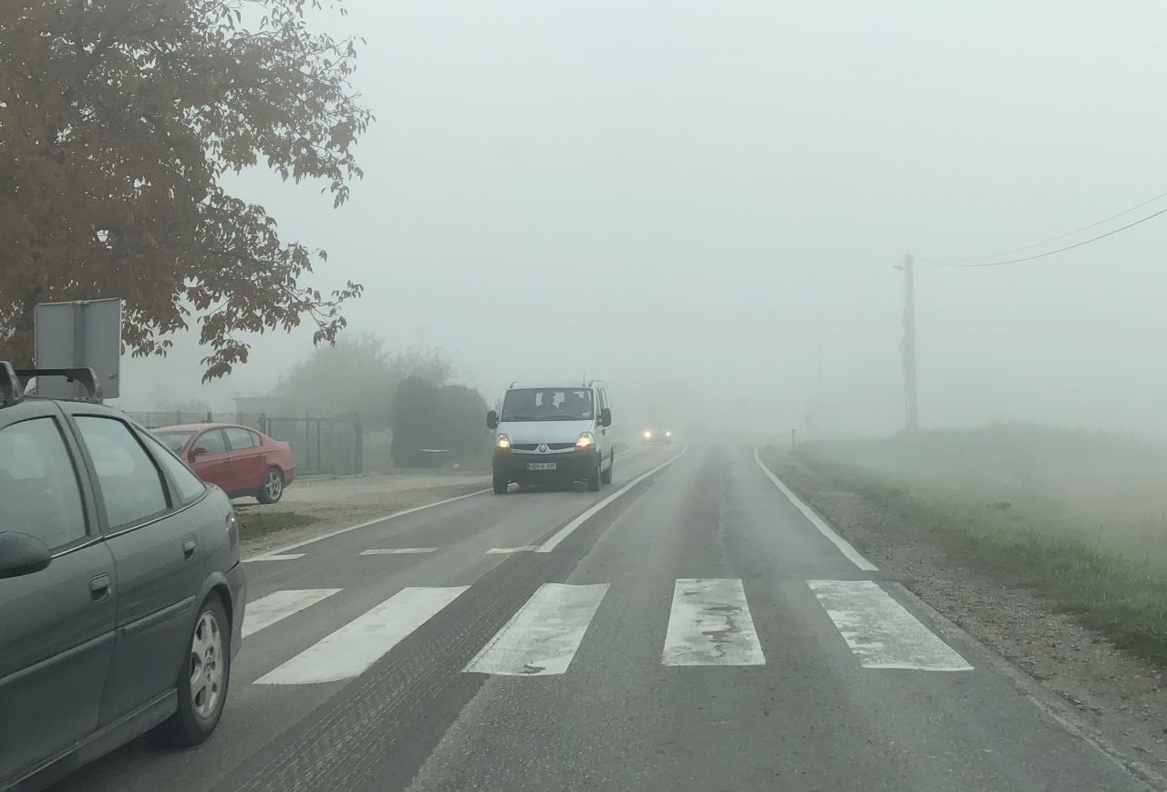 PUTEVI: Magla uz riječne tokove smanjuje vidljivost