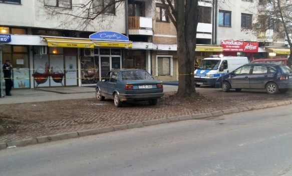 DOBOJ: Muškarac sebi pucao u glavu ispred kafića