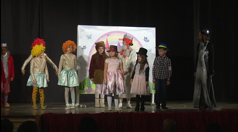 DOBOJ: Dobojski mališani uživali u predstavi „Imaš pravo na distancu“ (FOTO)