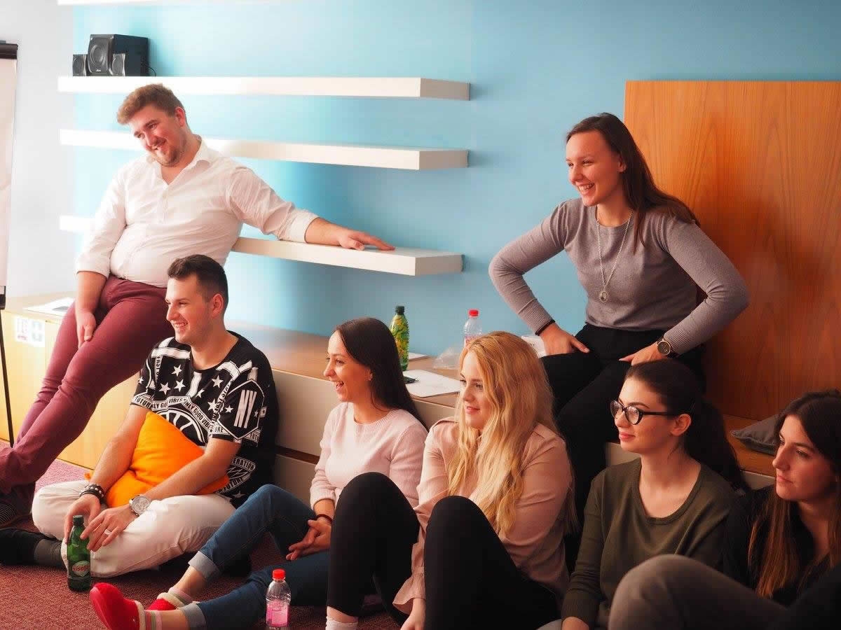 DOBOJ: Mladi obnavljaju područnu školu u Ljeskovim Vodama (FOTO)