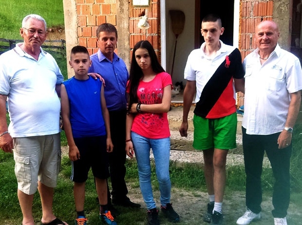 TUGA U MODRIČI Dva brata i sestra ostali bez roditelja i žive u jednoj sobi