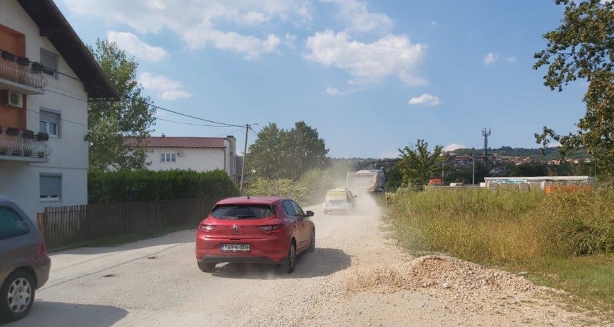 DOBOJ: Rupe na asfaltu krpe šljunkom – novi protesti mještana Usore