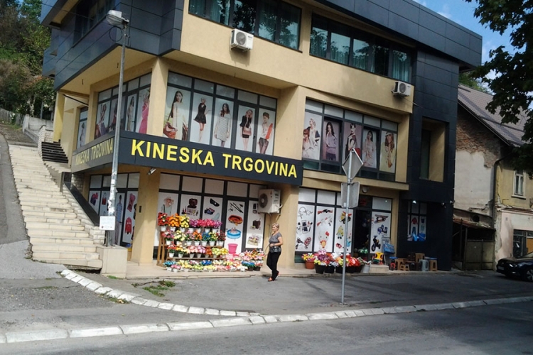 DOBOJ: Vlasnik kineske radnje dječakovom glavom udarao o ogradu (VIDEO)