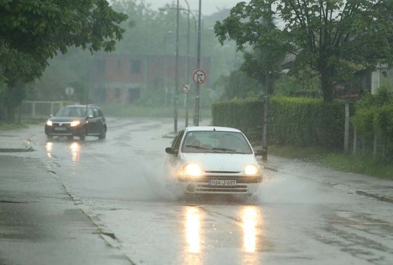 PUTEVI: Kolovozi mokri i klizavi, povećana opasnost od odrona