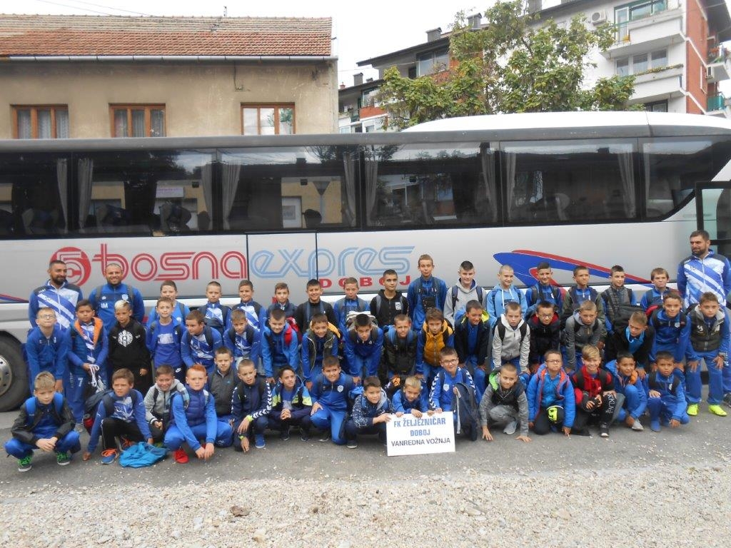 DOBOJ: Mališani FK Železničar podrška Partizanu na evroligaškom debiju (FOTO)