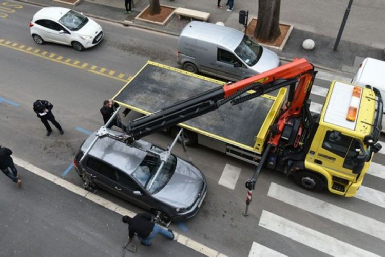 DOBOJ: Pokušao pregaziti policajca i službenika