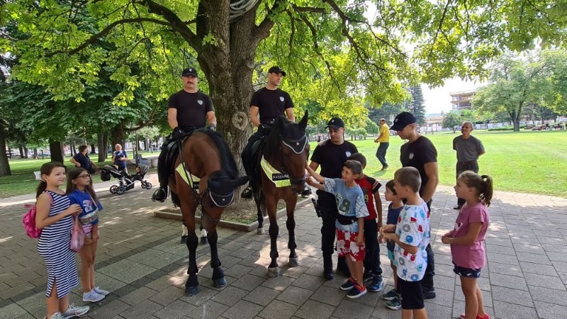 DOBOJ: Pažnju građana privukla patrola konjice Jedinice žandarmerije MUP-a Republike Srpske (FOTO)